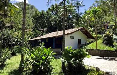 Imagem: A casa possui 2 Dormitórios, Acomodam 6 pessoas, 2 Vagas na