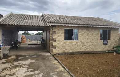 Imagem: A casa possui 2 Dormitórios, 1 Banheiro, 2 Vagas na garagem