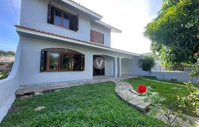 Imagem: A casa possui 5 Dormitórios, 3 Banheiros, 2 Vagas na garagem