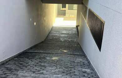 Imagem: A casa possui 3 Dormitórios, 2 Banheiros, 2 Vagas na garagem