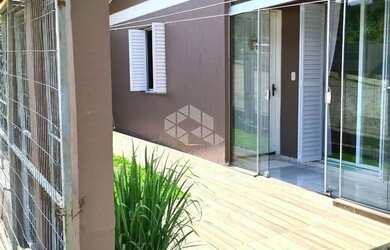 Imagem: A casa possui 3 Dormitórios, 3 Banheiros, 1 Vaga na garagem