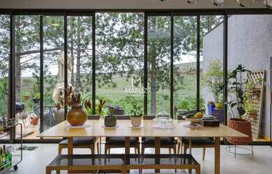 Imagem: A casa possui 4 Dormitórios, 5 Banheiros, 4 Vagas na garagem