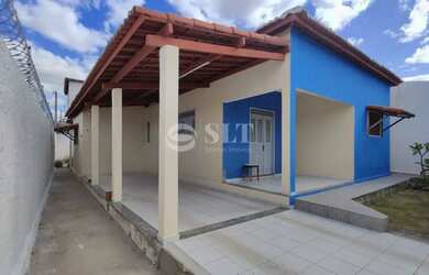 Imagem: A casa possui 3 Dormitórios, 2 Banheiros, 2 Vagas na garagem