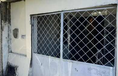 Imagem: A casa possui 3 Dormitórios, 2 Banheiros, 1 Vaga na garagem