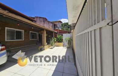 Imagem: A casa possui 3 Dormitórios, 1 Banheiro, 2 Vagas na garagem