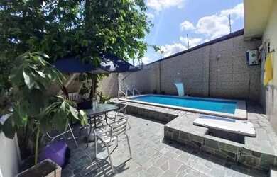 Imagem: A casa possui 3 Dormitórios, 2 Banheiros, 1 Vaga na garagem