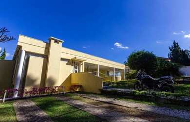 Imagem: A casa em condomínio e possui 4 Dormitórios, 5 Banheiros