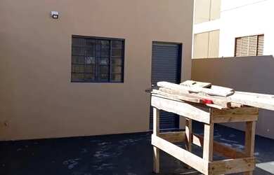 Imagem: A casa possui 3 Dormitórios, 2 Banheiros, 2 Vagas na garagem