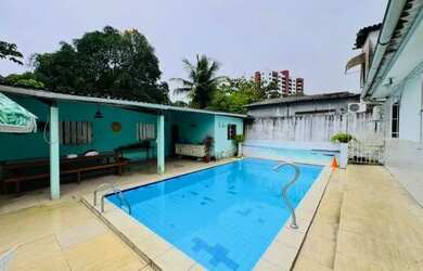 Imagem: A casa possui 3 Dormitórios, 3 Banheiros, 2 Vagas na garagem