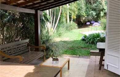 Imagem: A casa possui 4 Dormitórios, 4 Banheiros, 2 Vagas na garagem