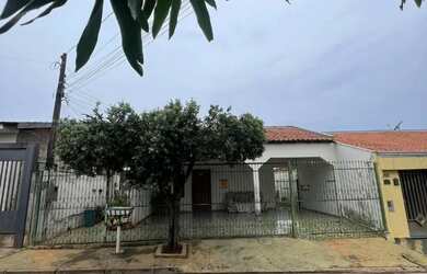 Imagem: A casa possui 3 Dormitórios, 3 Banheiros e 2 Vagas na garagem