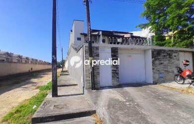 Imagem: A casa possui 3 Dormitórios, 3 Banheiros, 4 Vagas na garagem