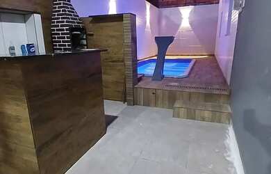 Imagem: A casa possui 3 Dormitórios, Acomodam 15 pessoas, 3 Vagas na