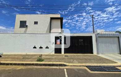 Imagem: A casa possui 3 Dormitórios, 3 Banheiros, 2 Vagas na garagem