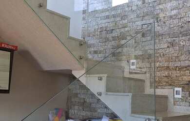 Imagem: A casa possui 4 Dormitórios, 5 Banheiros, 2 Vagas na garagem