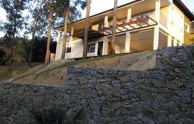 Imagem: A casa possui 4 Dormitórios, 4 Banheiros, 5 Vagas na garagem