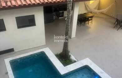 Imagem: A casa possui 4 Dormitórios, 3 Banheiros, 3 Vagas na garagem