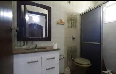 Imagem: A casa possui 3 Dormitórios, 2 Banheiros, 2 Vagas na garagem