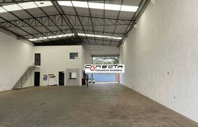 Imagem: O depósito possui 4 Vagas na garagem, 560m² de Área e está