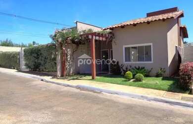 Imagem: A casa possui 3 Dormitórios, 2 Banheiros, 1 Vaga na garagem