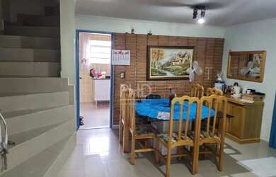 Imagem: A casa possui 3 Dormitórios, 1 Banheiro, 2 Vagas na garagem