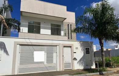 Imagem: A casa possui 3 Dormitórios, 3 Banheiros, 2 Vagas na garagem