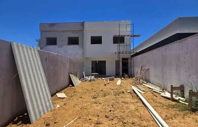 Imagem: A casa possui 3 Dormitórios, 2 Banheiros, 2 Vagas na garagem