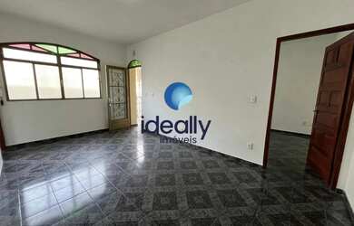 Imagem: A casa possui 3 Dormitórios, 2 Banheiros, 1 Vaga na garagem