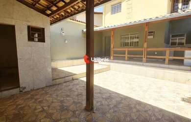 Imagem: A casa possui 4 Dormitórios, 3 Banheiros, 3 Vagas na garagem