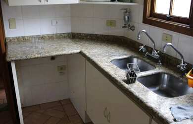 Imagem: A casa possui 4 Dormitórios, 2 Banheiros, 5 Vagas na garagem