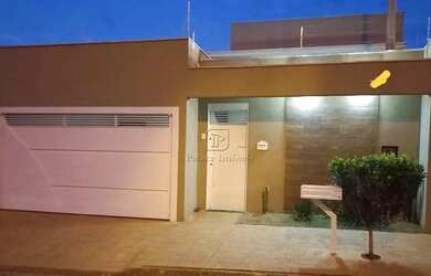 Imagem: A casa possui 3 Dormitórios, 3 Banheiros, 2 Vagas na garagem