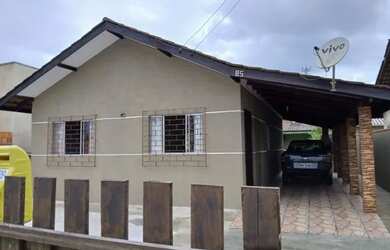 Imagem: A casa possui 3 Dormitórios, Acomodam 8 pessoas, 3 Vagas na