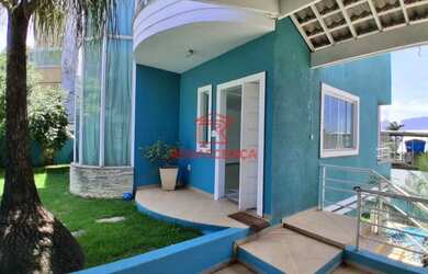 Imagem: A casa possui 4 Dormitórios, 3 Banheiros, 2 Vagas na garagem