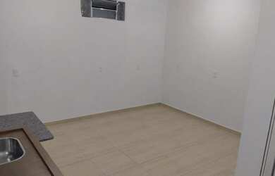 Imagem: A casa possui 1 Dormitório, 1 Banheiro, 1 Vaga na garagem