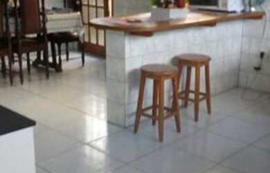 Imagem: A casa possui 4 Dormitórios, 1 Banheiro, 2 Vagas na garagem