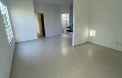 Imagem: A casa possui 3 Dormitórios, 2 Banheiros, 2 Vagas na garagem