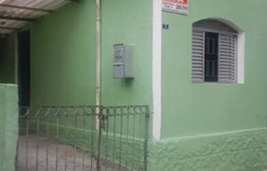 Imagem: A casa possui 1 Dormitório, 1 Banheiro, 1 Vaga na garagem