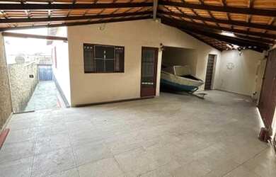 Imagem: A casa possui 5 Dormitórios, 2 Banheiros, 2 Vagas na garagem