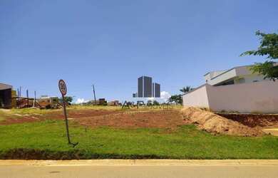 Imagem: O terreno possui 250m² de Área e está localizado em Porto