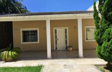 Imagem: A casa em condomínio para alugar possui 5 Dormitórios, 5 Banheiros