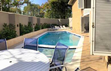 Imagem: A casa possui 4 Dormitórios, 5 Banheiros, 4 Vagas na garagem