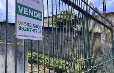 Imagem: A casa e possui 2 Dormitórios, 1 Banheiro, 2 Vagas na garagem