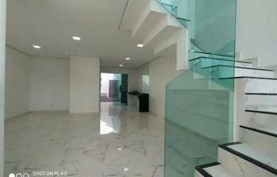 Imagem: A casa possui 3 Dormitórios, 4 Banheiros, 2 Vagas na garagem