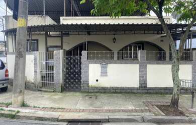 Imagem: A casa possui 3 Dormitórios, 2 Banheiros, 2 Vagas na garagem