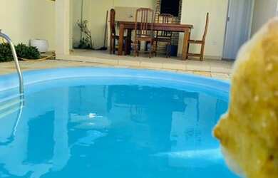 Imagem: A casa possui 3 Dormitórios, 2 Banheiros, 3 Vagas na garagem