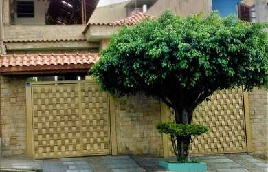 Imagem: A casa possui 4 Dormitórios, 3 Banheiros, 3 Vagas na garagem