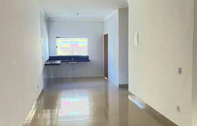 Imagem: A casa possui 2 Dormitórios, 2 Banheiros, 2 Vagas na garagem