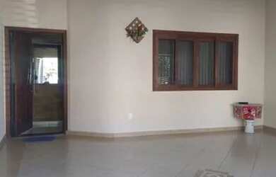 Imagem: A casa possui 3 Dormitórios, 1 Banheiro, 1 Vaga na garagem