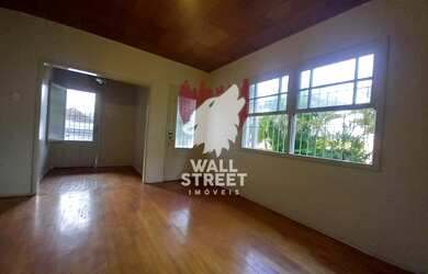 Imagem: A casa possui 3 Dormitórios, 1 Banheiro, 5 Vagas na garagem