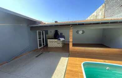 Imagem: A casa possui 3 Dormitórios, 3 Banheiros, 2 Vagas na garagem